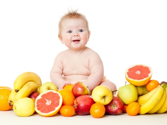 bebe-com-frutas-a-sua-volta-svetlanafedoseyeva-shutterstock-0000000000004E14